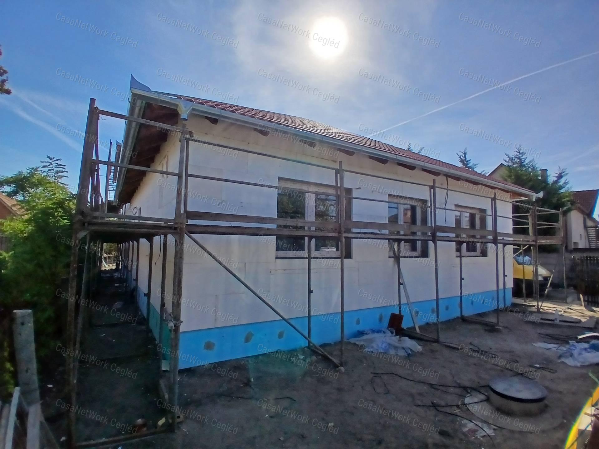 Eladó 100 m2 Ceglédi Ikerházfél az Úri negyedben.