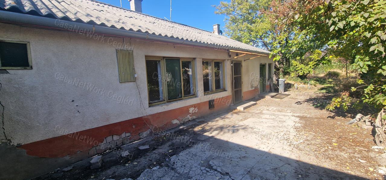 Cegléden, az Újvároson eladó ingatlan 1027 m²-es telken!