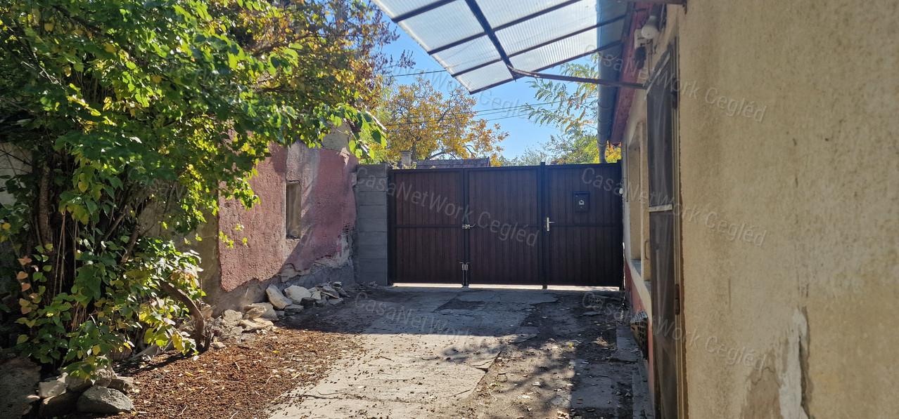 Cegléden, az Újvároson eladó ingatlan 1027 m²-es telken!