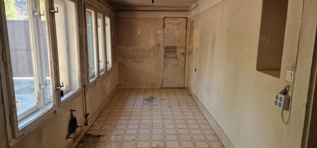 Cegléden, az Újvároson eladó ingatlan 1027 m²-es telken!