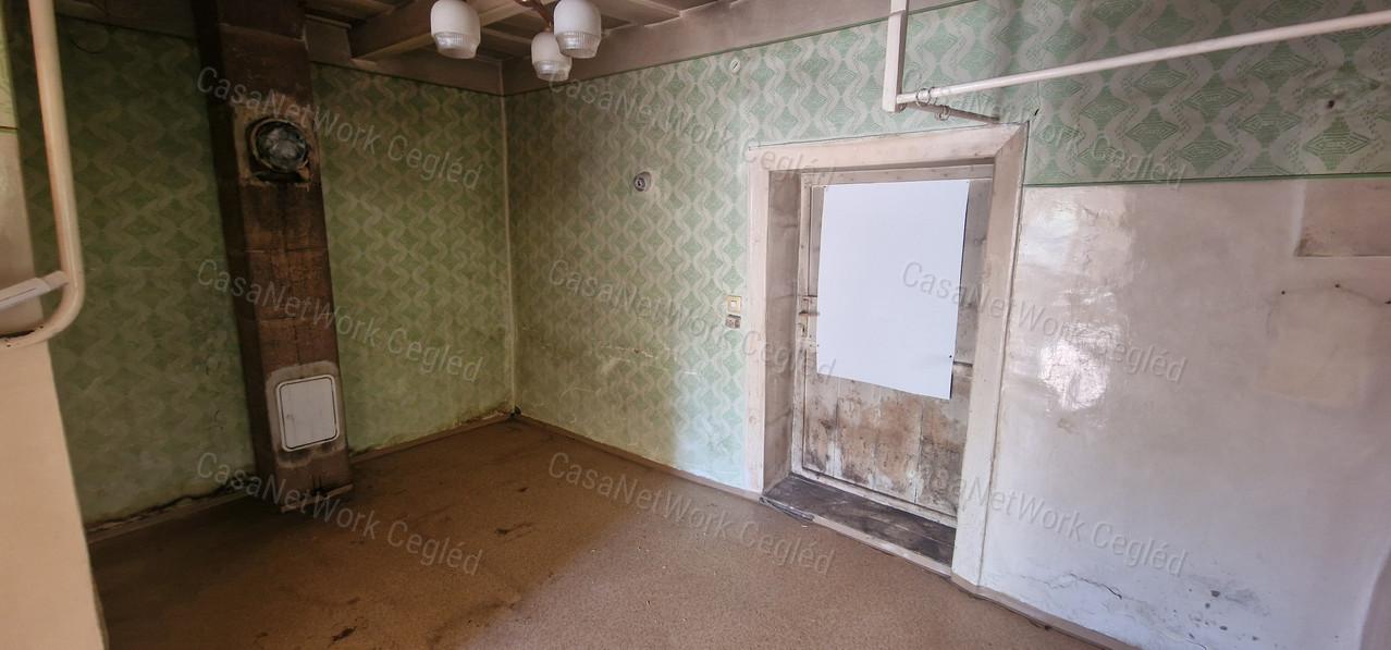 Cegléden, az Újvároson eladó ingatlan 1027 m²-es telken!