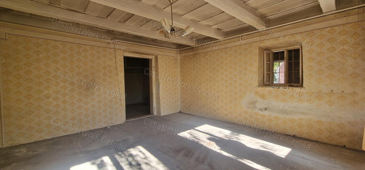 Cegléden, az Újvároson eladó ingatlan 1027 m²-es telken!