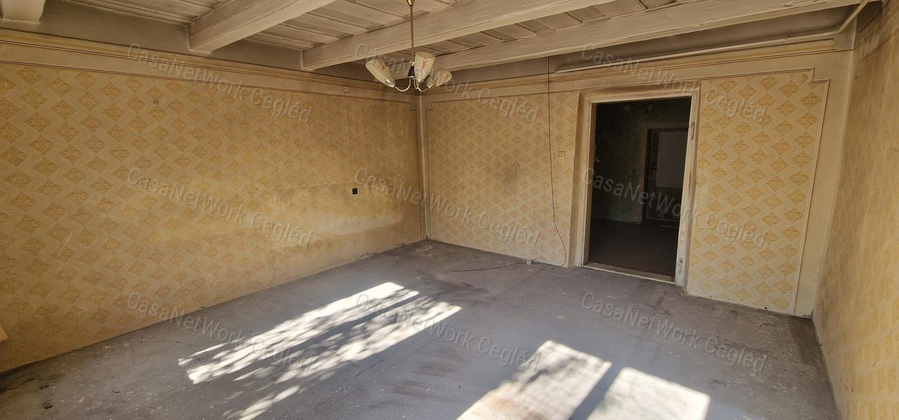 Cegléden, az Újvároson eladó ingatlan 1027 m²-es telken!