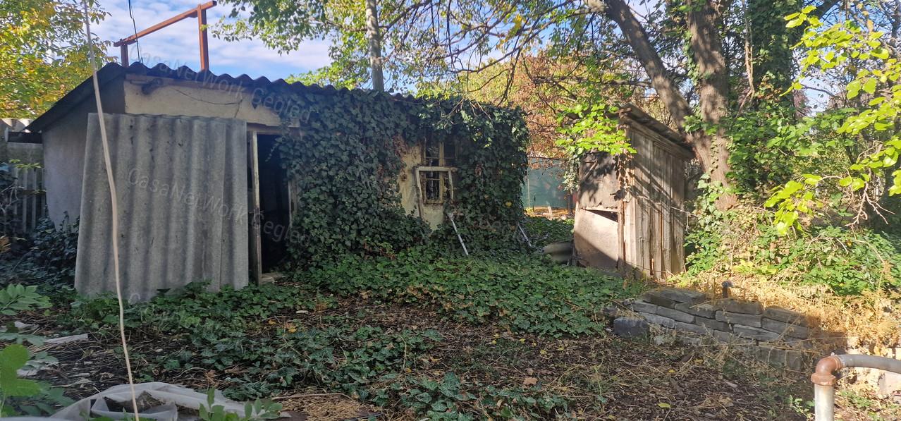 Cegléden, az Újvároson eladó ingatlan 1027 m²-es telken!