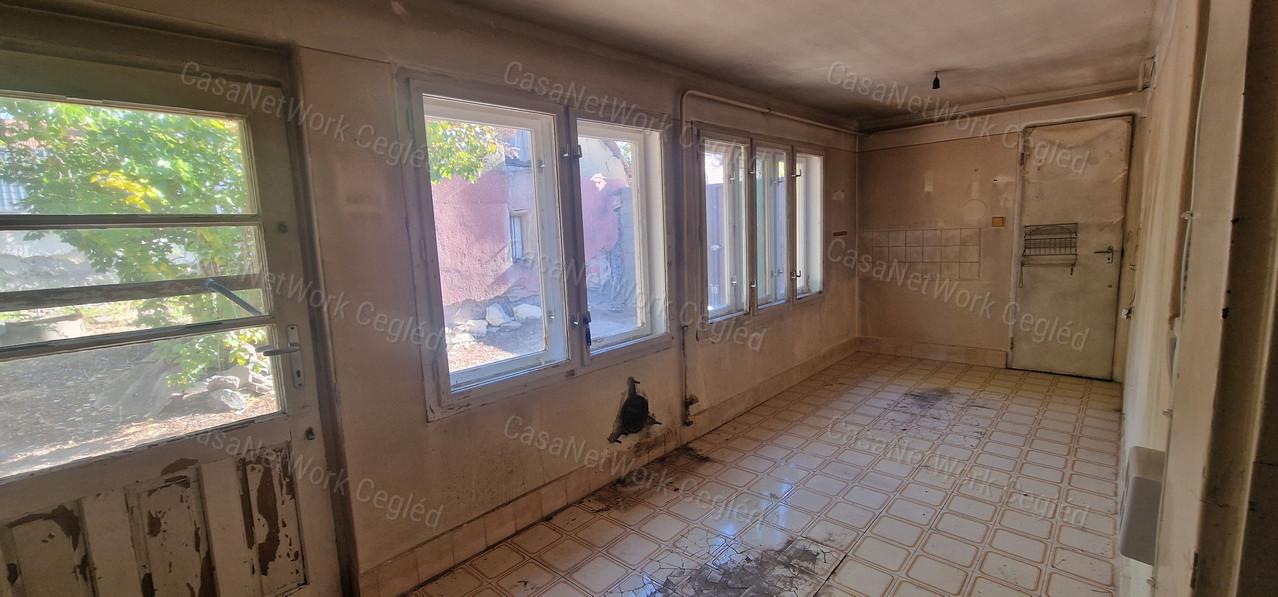 Cegléden, az Újvároson eladó ingatlan 1027 m²-es telken!