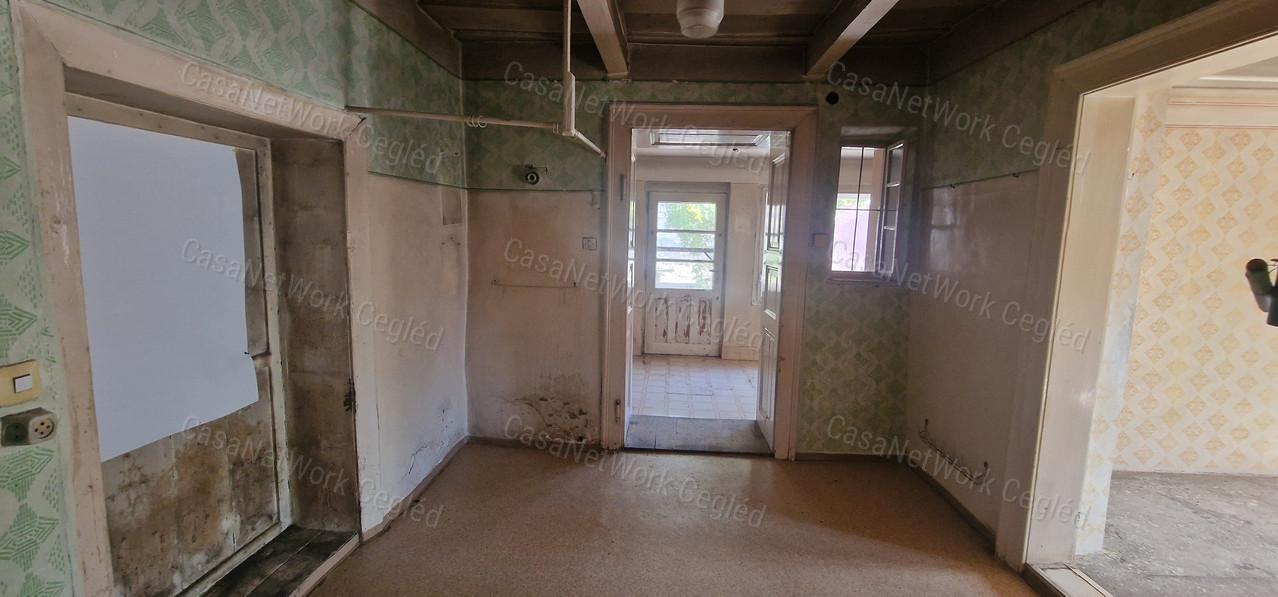 Cegléden, az Újvároson eladó ingatlan 1027 m²-es telken!