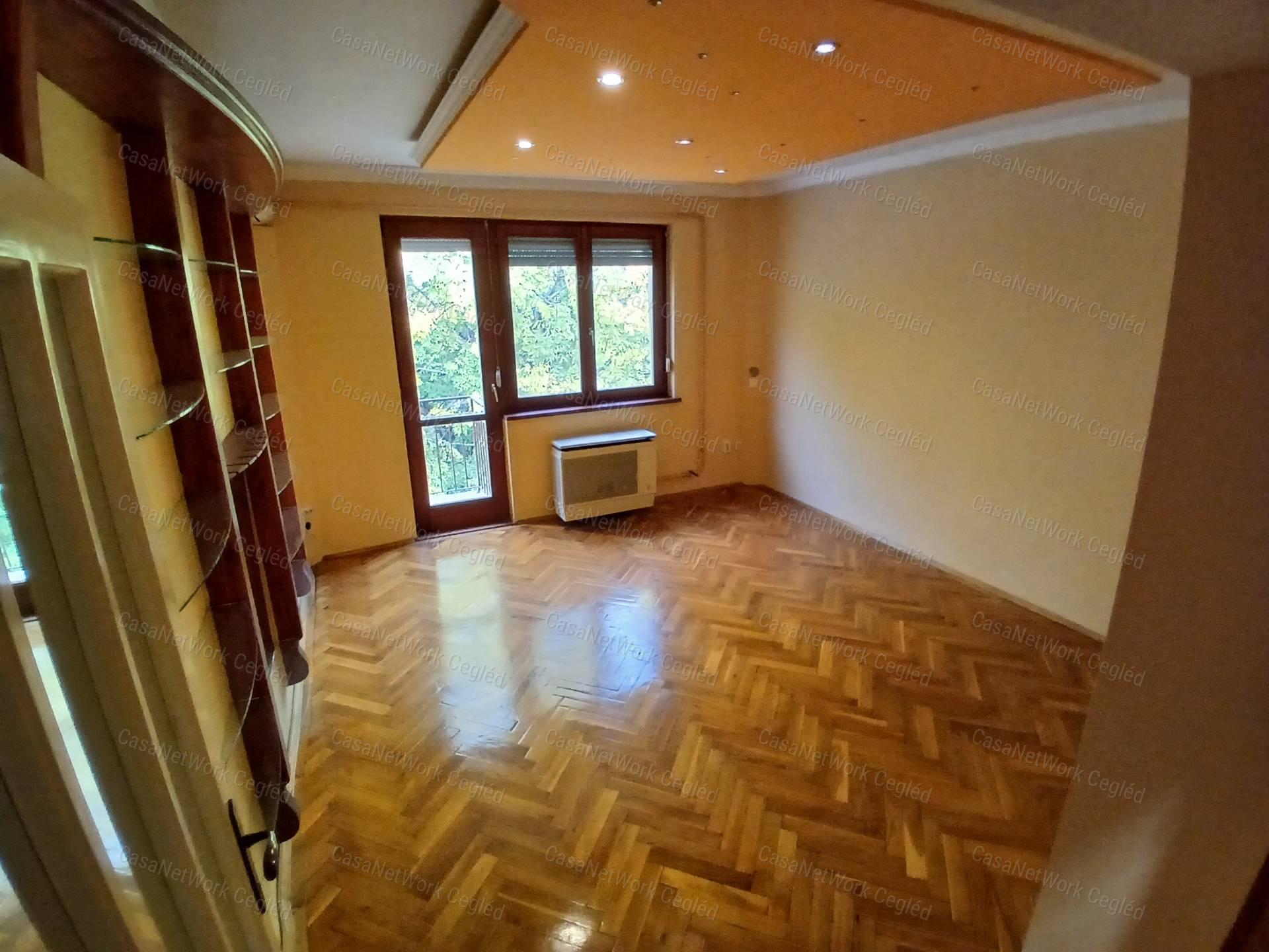 Világos, alacsony rezsijű tégla lakás várja új tulajdonosát Cegléden!