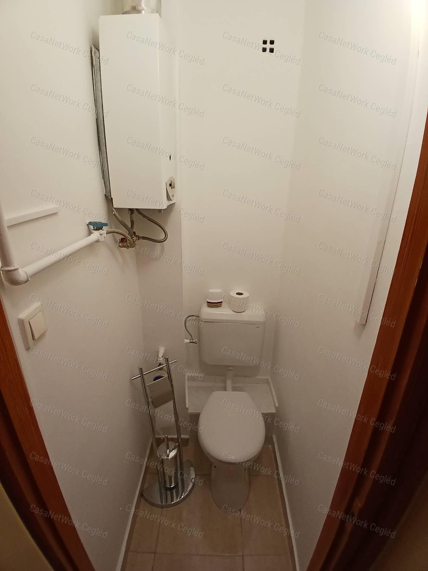 Világos, alacsony rezsijű tégla lakás várja új tulajdonosát Cegléden!