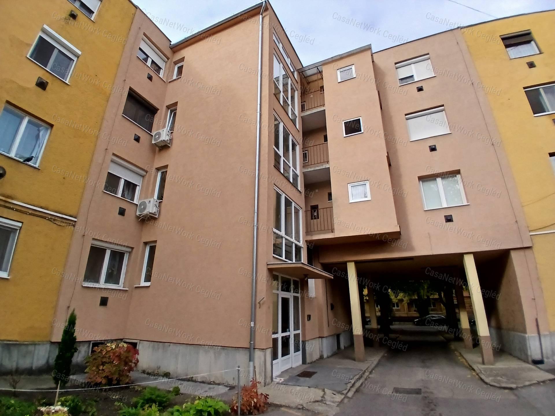 Világos, alacsony rezsijű tégla lakás várja új tulajdonosát Cegléden!
