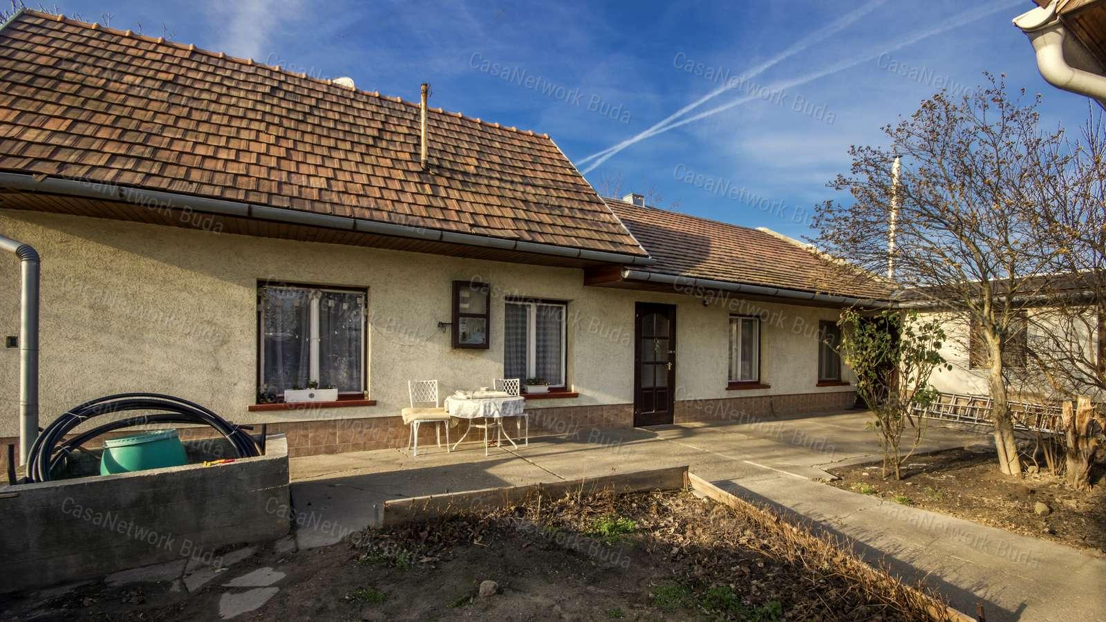 HALÁSZTELEK - Közepes állapotú családi ház