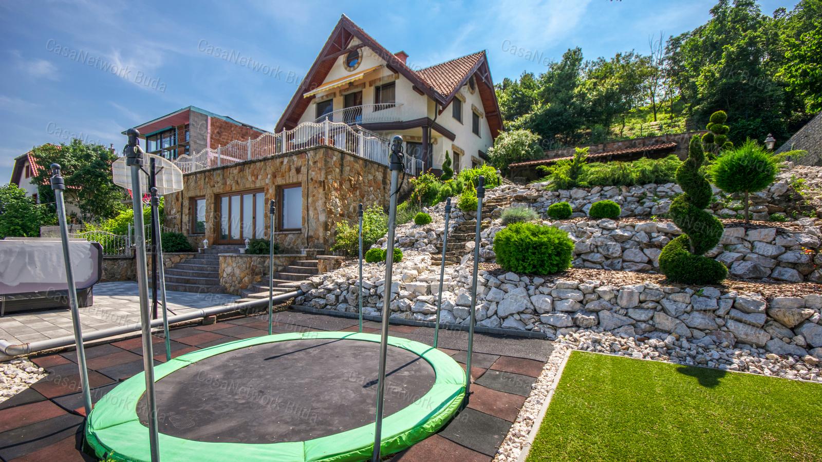 Budaligeten kiadó medencés családi ház, lenyűgöző panorámával!