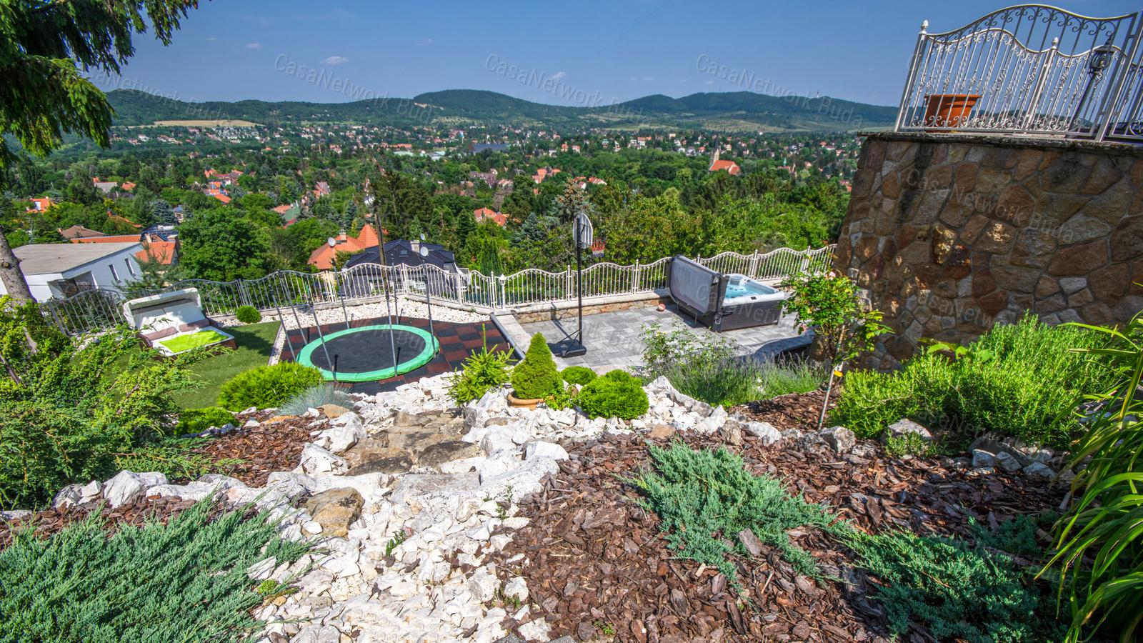 Budaligeten kiadó medencés családi ház, lenyűgöző panorámával!