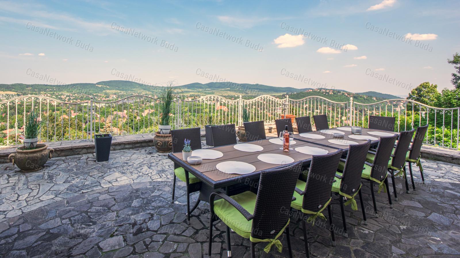 Budaligeten kiadó medencés családi ház, lenyűgöző panorámával!