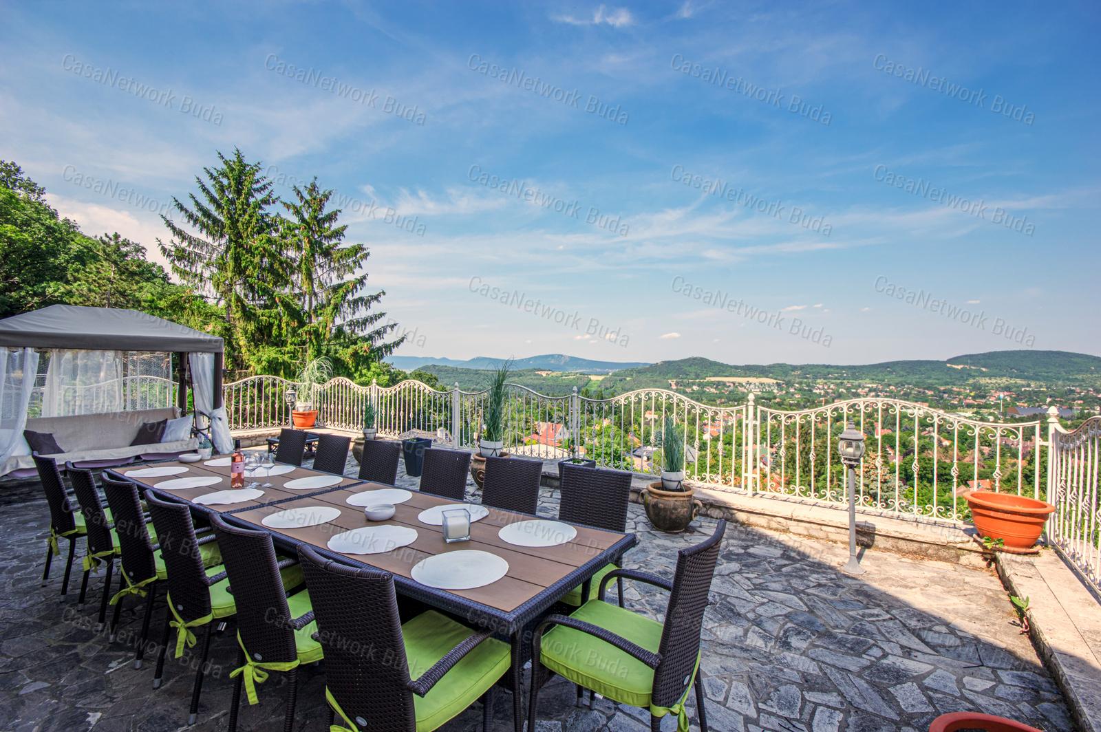 Budaligeten kiadó medencés családi ház, lenyűgöző panorámával!