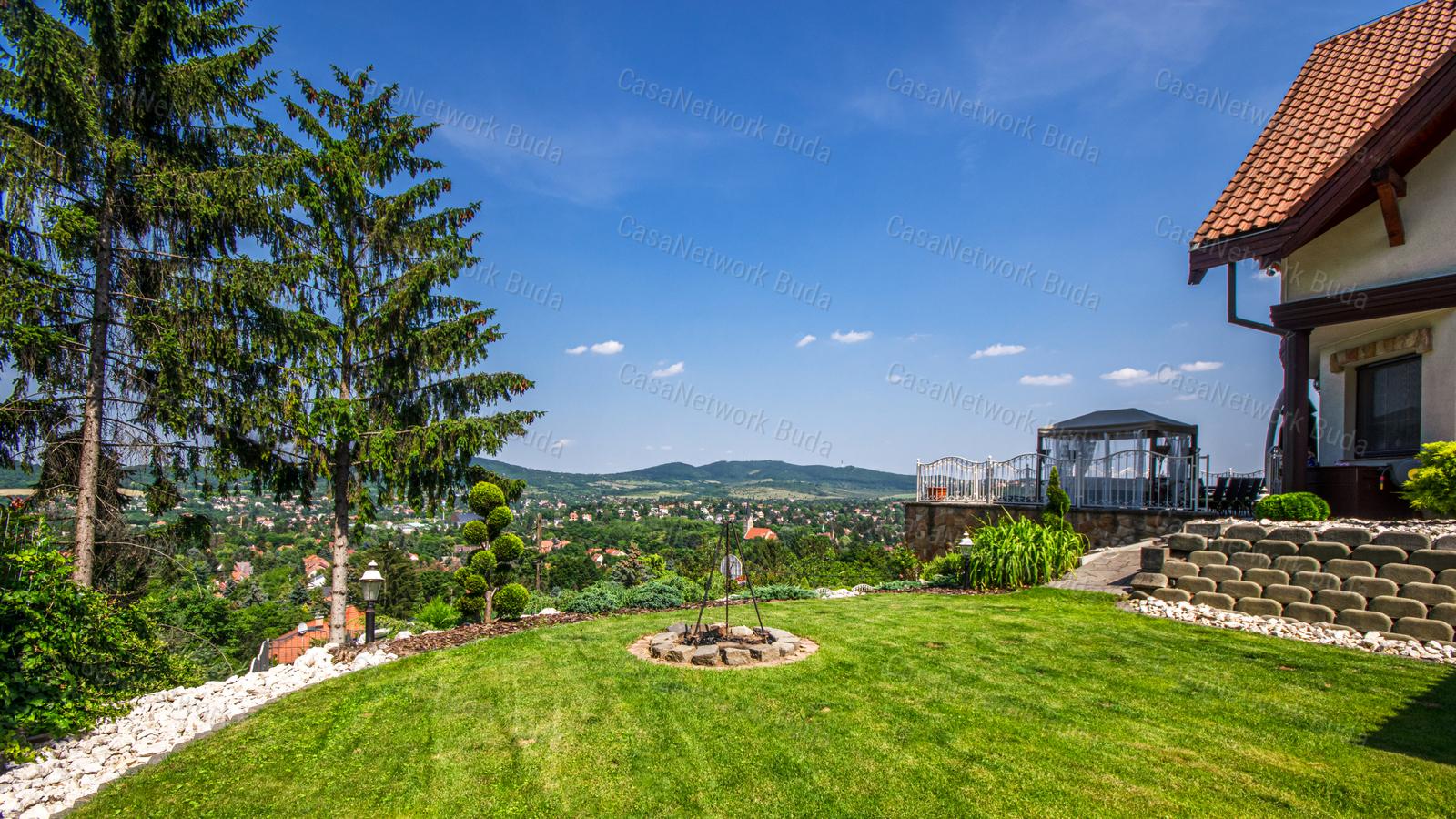 Budaligeten kiadó medencés családi ház, lenyűgöző panorámával!