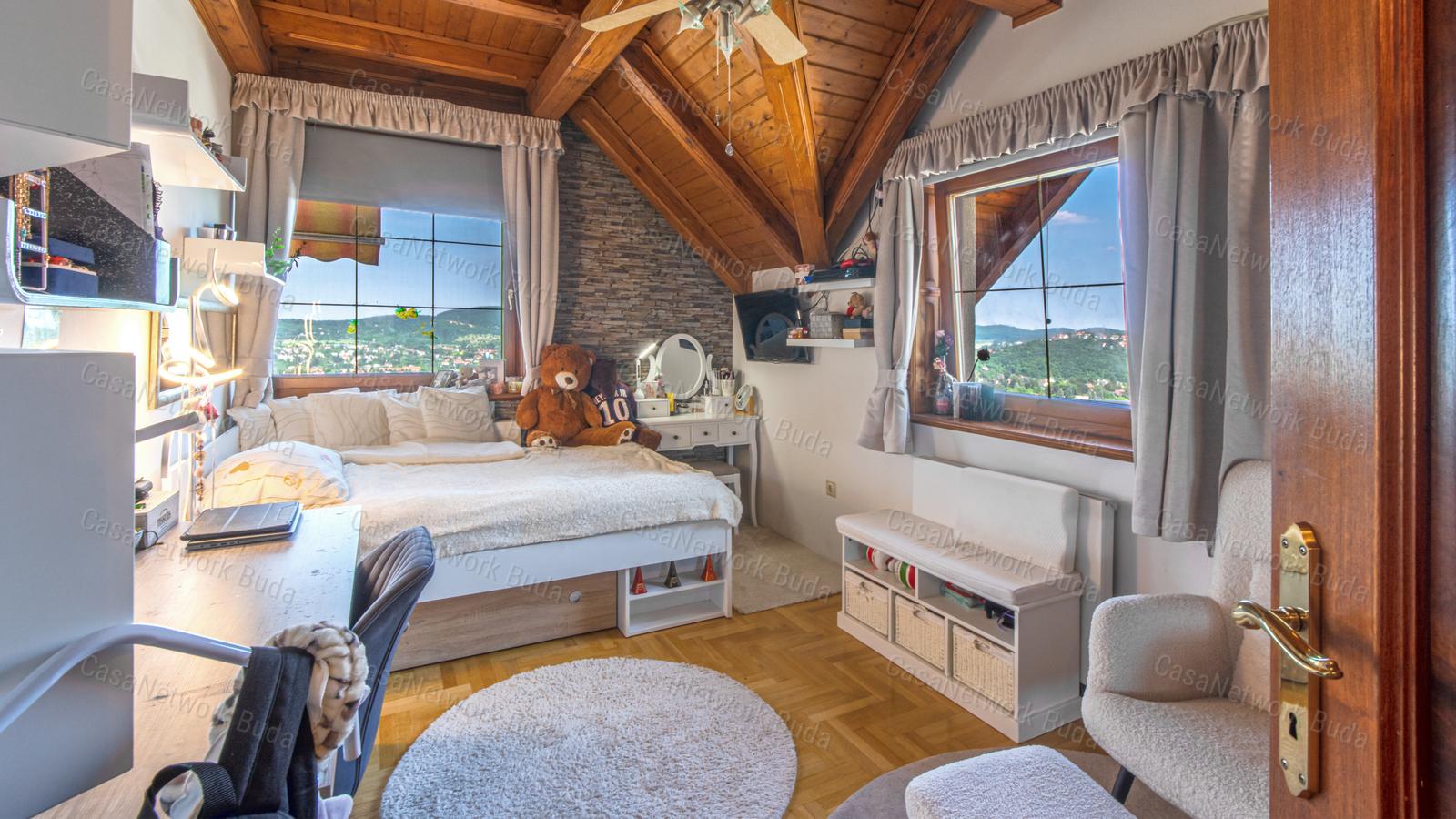 Budaligeten kiadó medencés családi ház, lenyűgöző panorámával!