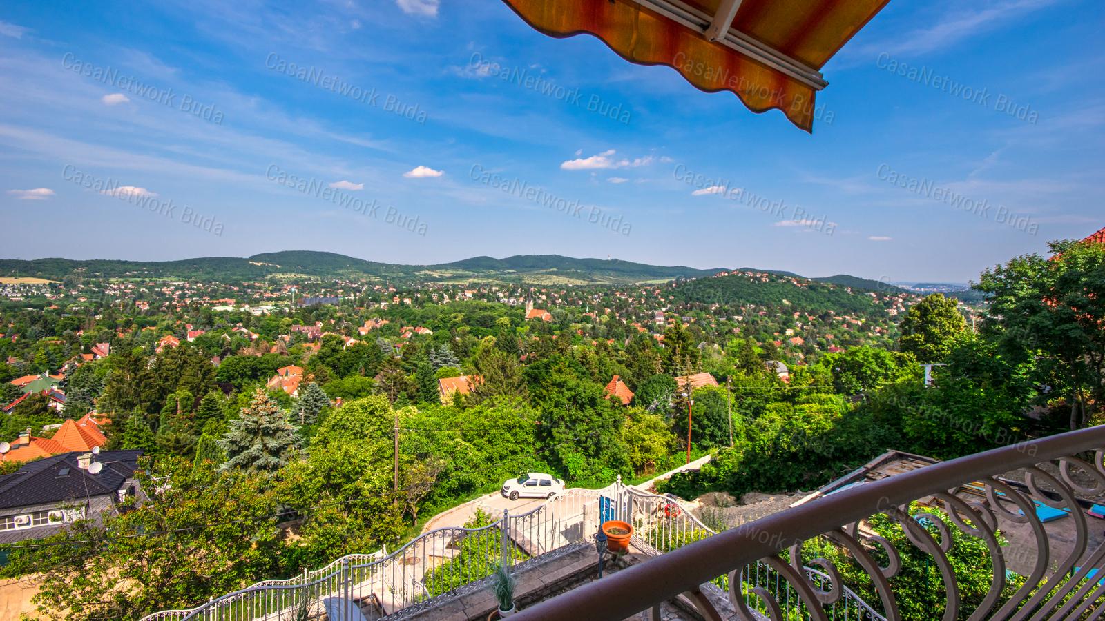 Budaligeten kiadó medencés családi ház, lenyűgöző panorámával!