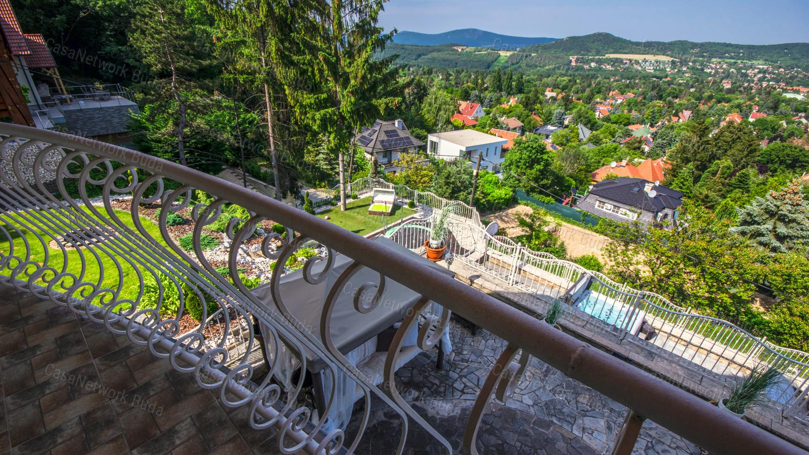 Budaligeten kiadó medencés családi ház, lenyűgöző panorámával!