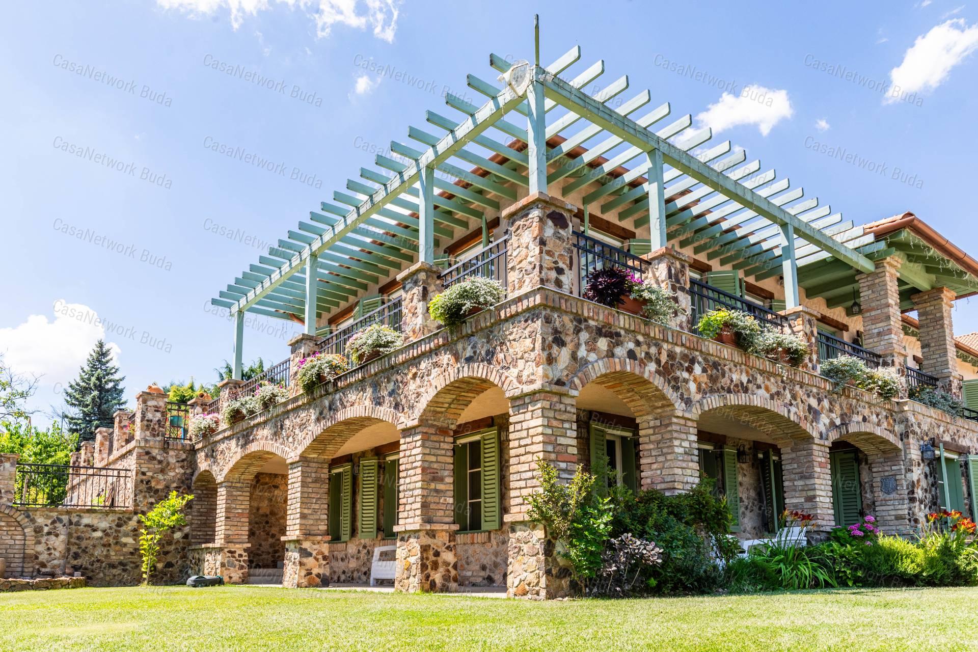 Mediterrán villa eladó Velencén, pazar kilátással a Velencei-tóra !