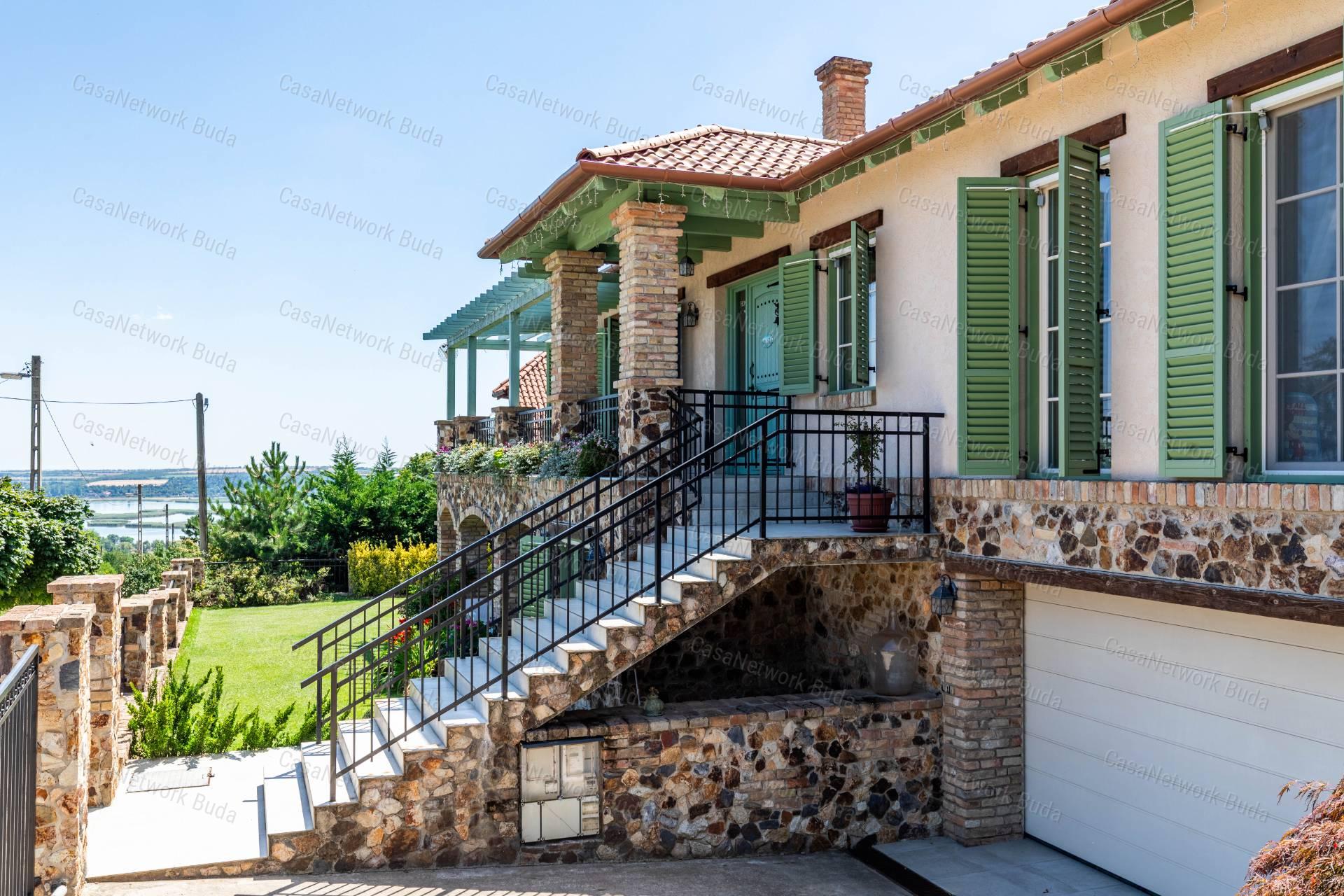 Mediterrán villa eladó Velencén, pazar kilátással a Velencei-tóra !