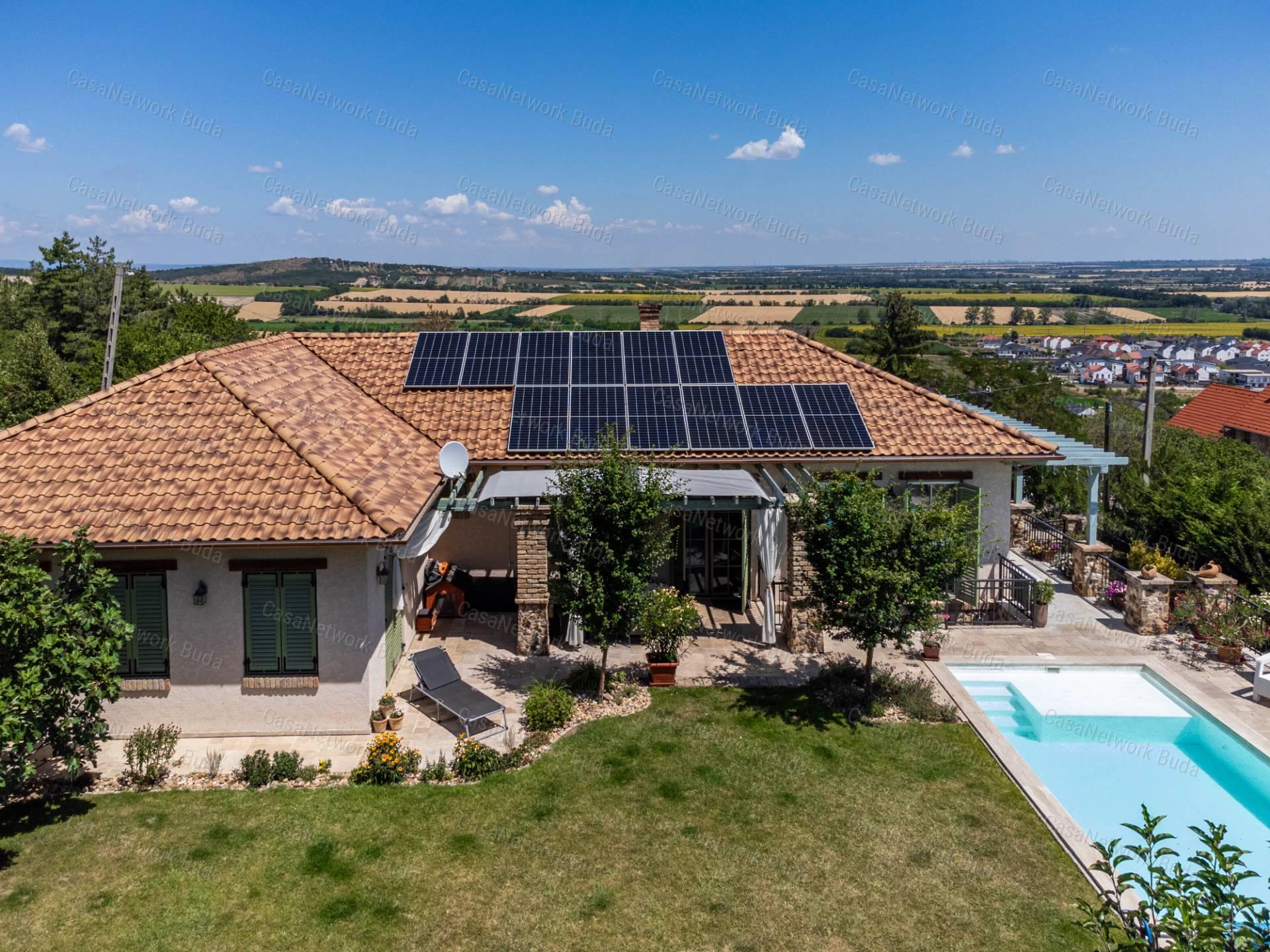 Mediterrán villa eladó Velencén, pazar kilátással a Velencei-tóra !