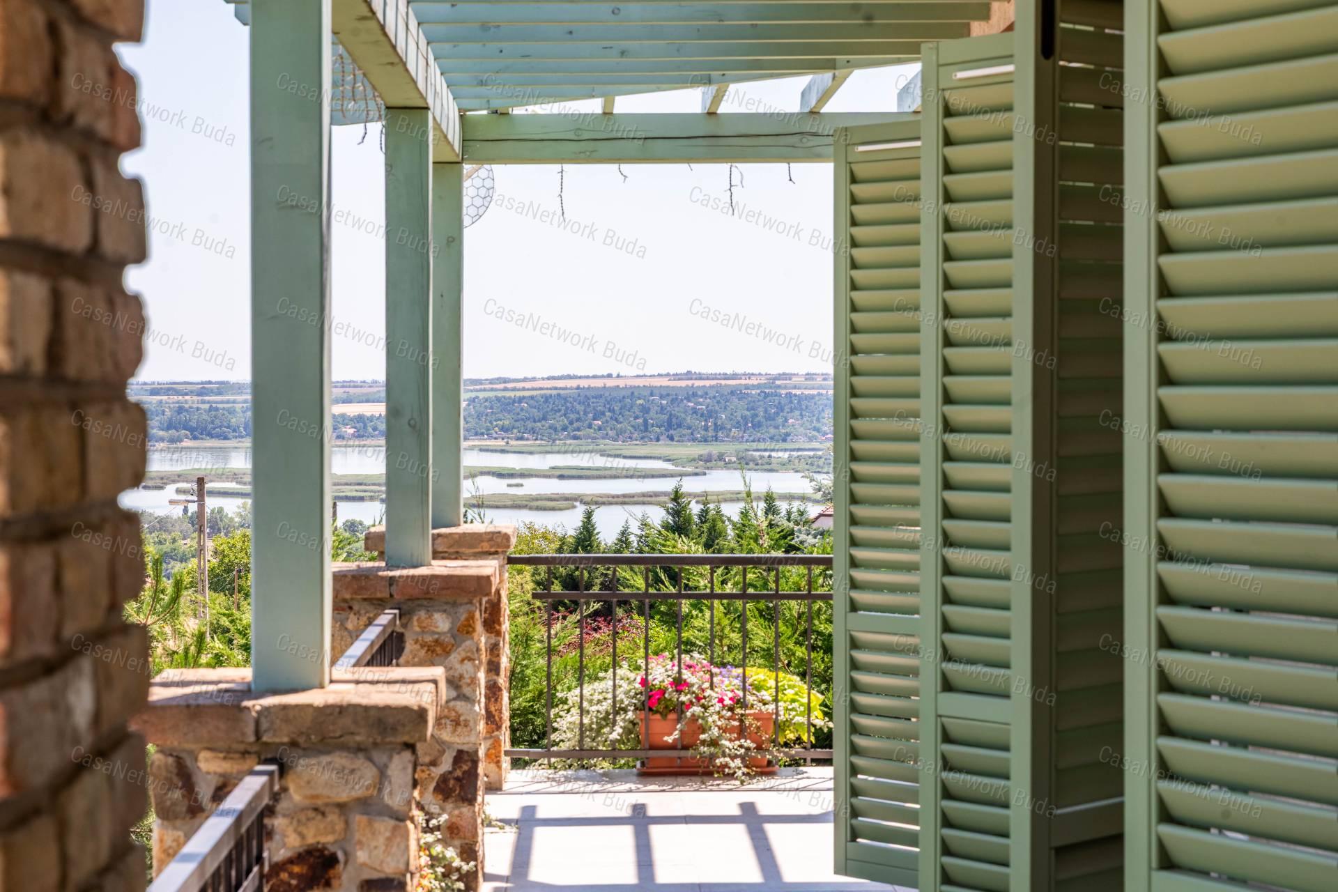 Mediterrán villa eladó Velencén, pazar kilátással a Velencei-tóra !