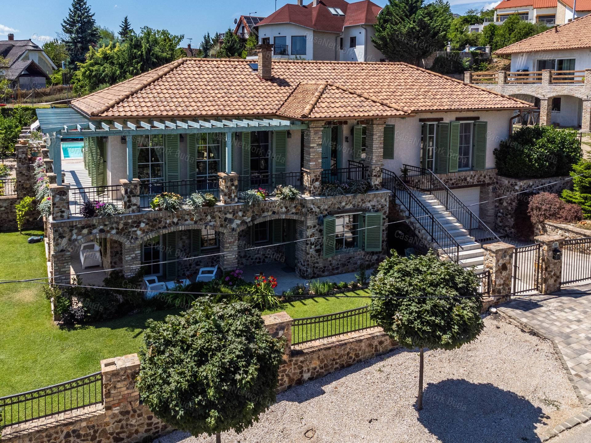 Mediterrán villa eladó Velencén, pazar kilátással a Velencei-tóra !