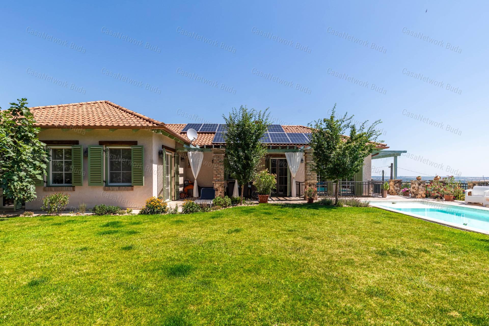 Mediterrán villa eladó Velencén, pazar kilátással a Velencei-tóra !