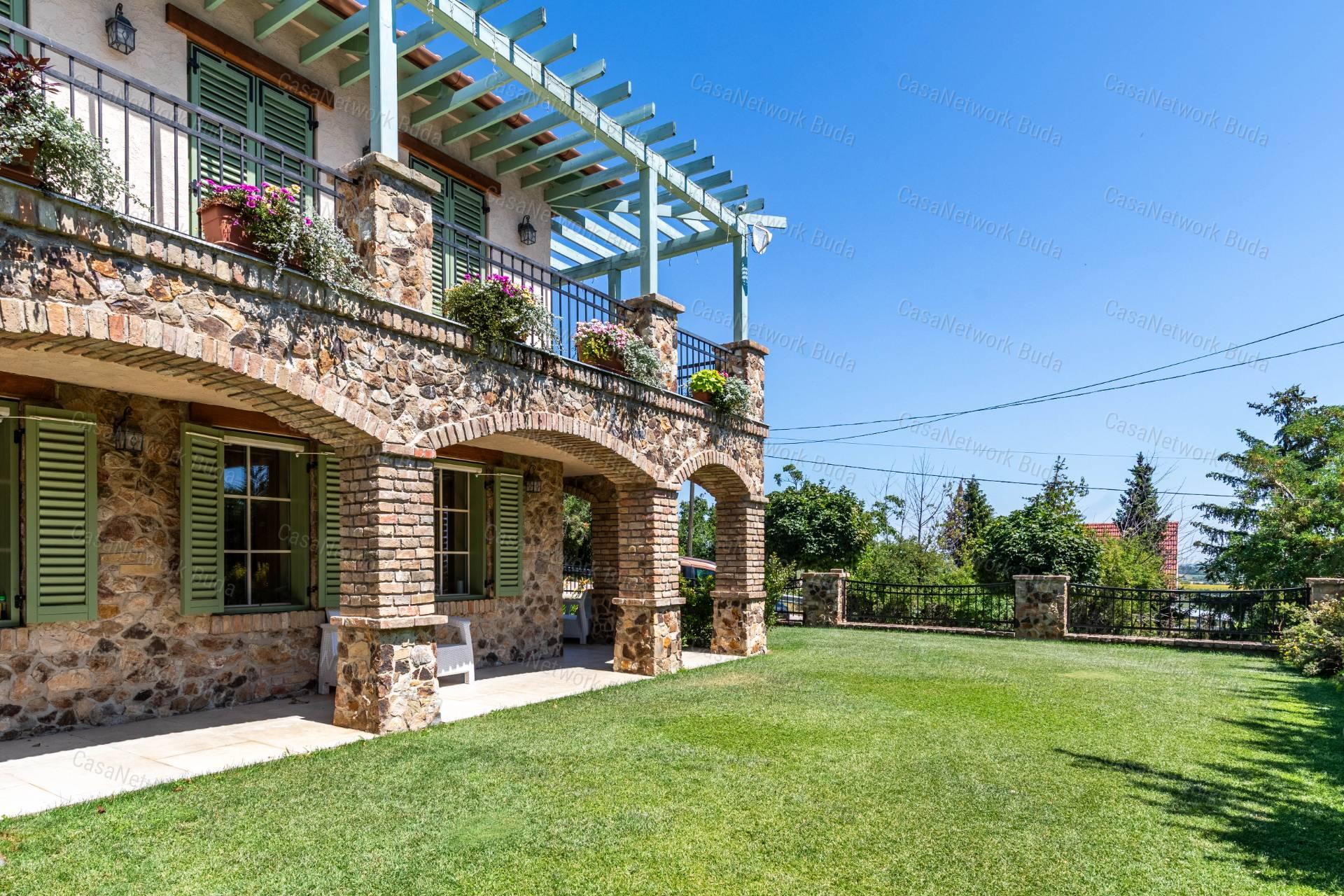 Mediterrán villa eladó Velencén, pazar kilátással a Velencei-tóra !