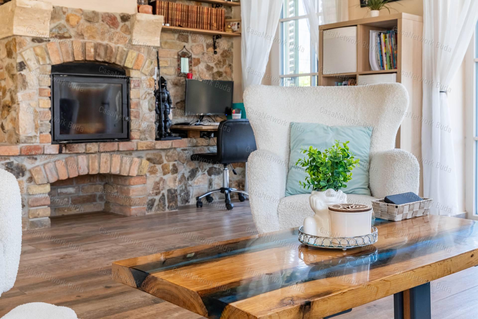 Mediterrán villa eladó Velencén, pazar kilátással a Velencei-tóra !