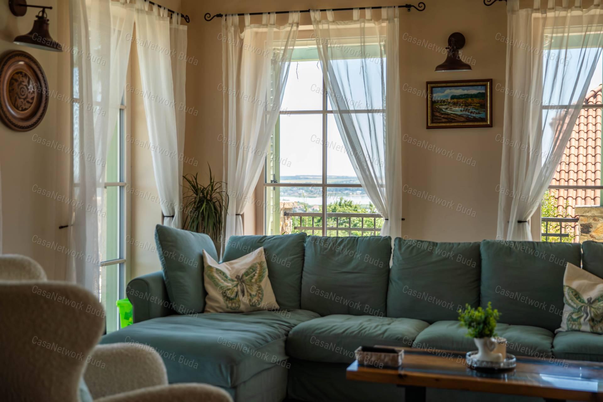 Mediterrán villa eladó Velencén, pazar kilátással a Velencei-tóra !