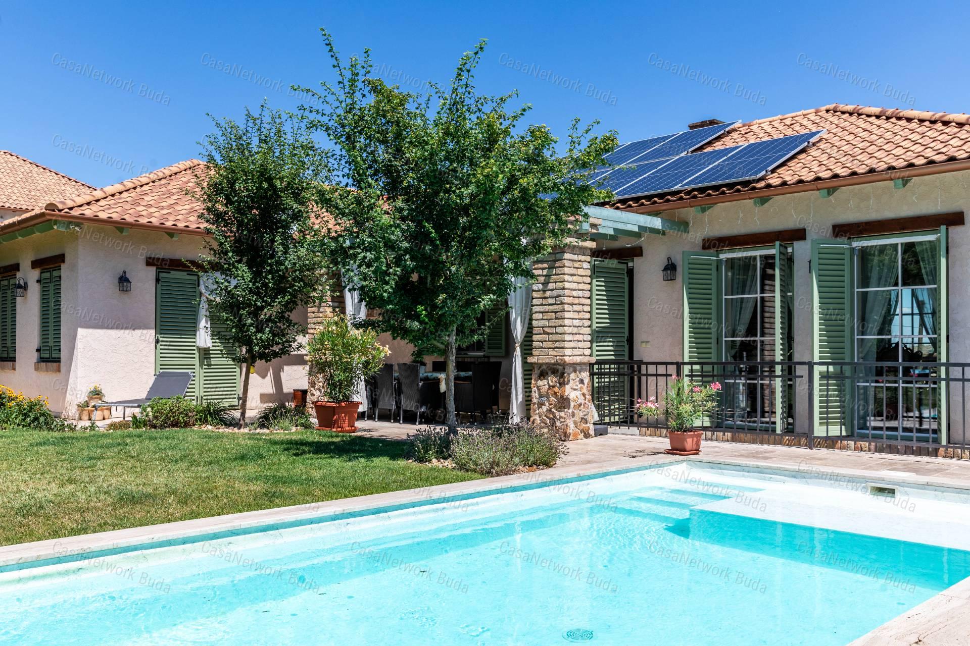 Mediterrán villa eladó Velencén, pazar kilátással a Velencei-tóra !