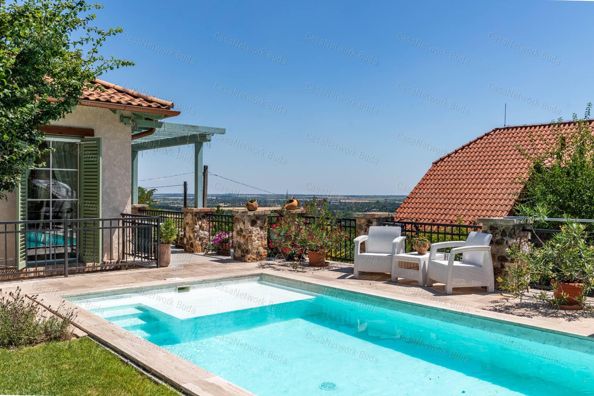 Mediterrán villa eladó Velencén, pazar kilátással a Velencei-tóra !
