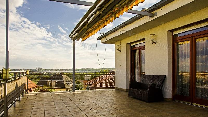 Eladó belső kétszintes penthouse lakás Madárhegyen!