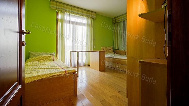 Eladó belső kétszintes penthouse lakás Madárhegyen!