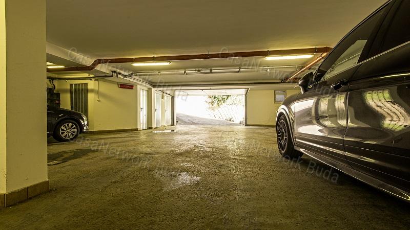 Eladó belső kétszintes penthouse lakás Madárhegyen!