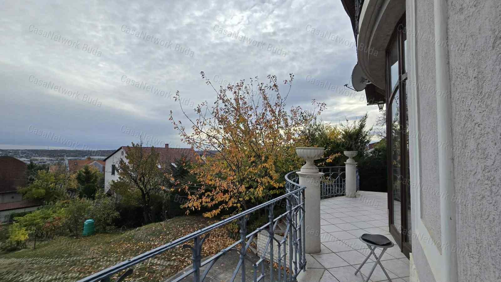 Kiadó panorámás családi ház - Budaörs