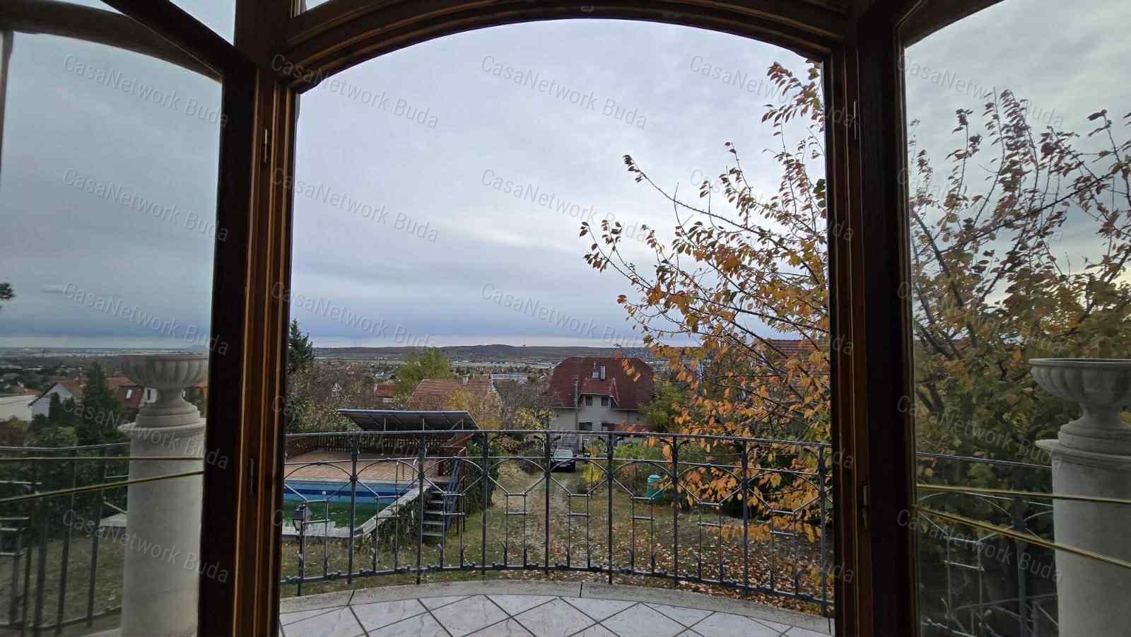 Kiadó panorámás családi ház - Budaörs