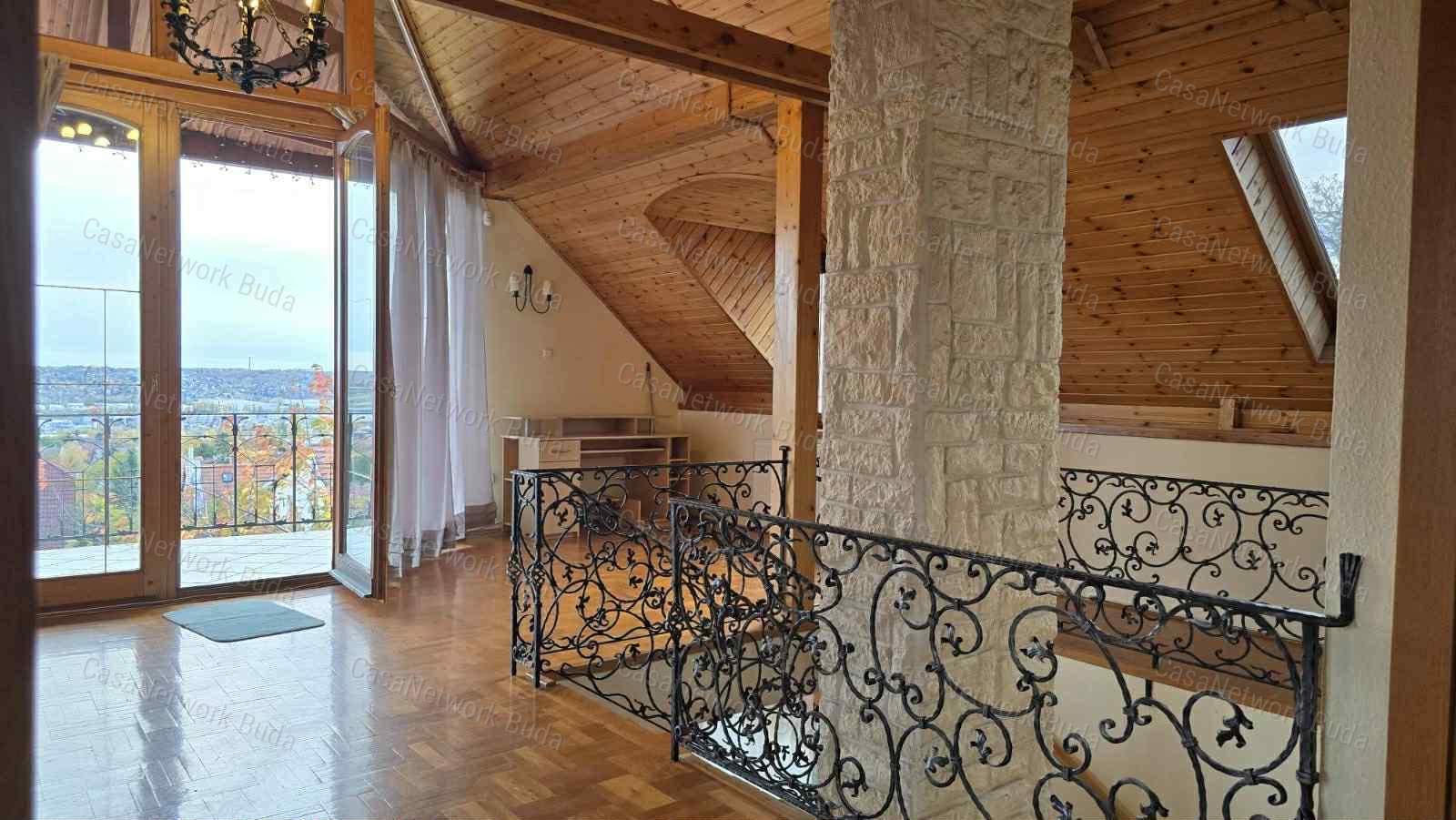Kiadó panorámás családi ház - Budaörs