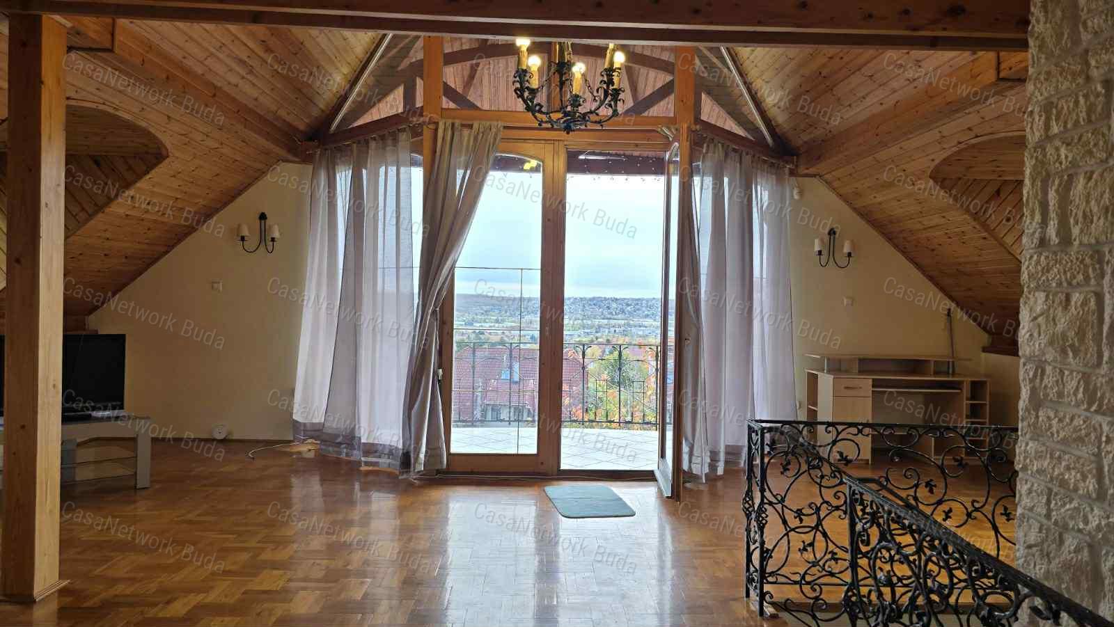 Kiadó panorámás családi ház - Budaörs