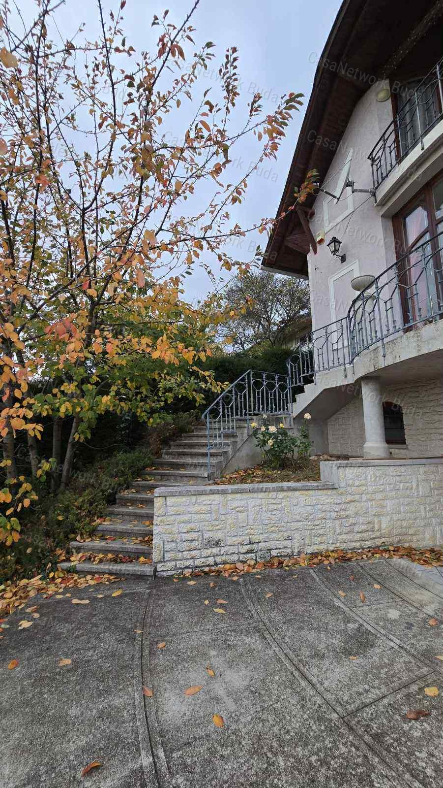 Kiadó panorámás családi ház - Budaörs