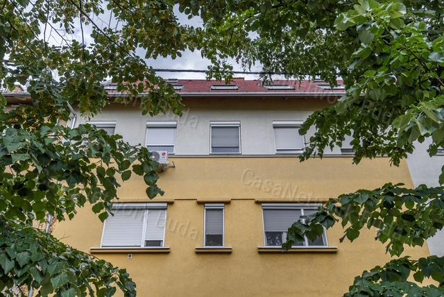 Eladó felújított tetőtéri lakás a XI. kerület Bornemissza utcában!