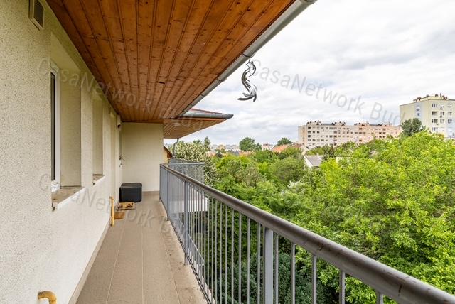 Eladó felújított tetőtéri lakás a XI. kerület Bornemissza utcában!