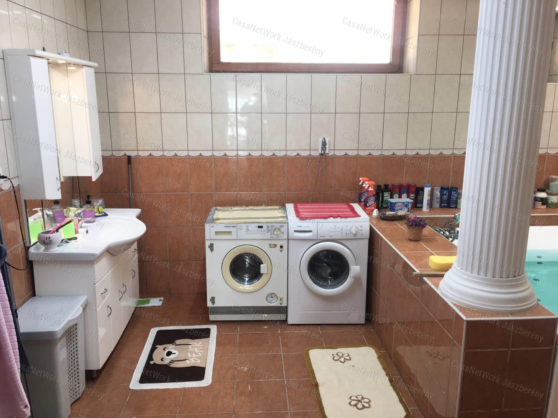 Életjáradéki konstrukcióban elérhető eladó családi ház Hevesen!