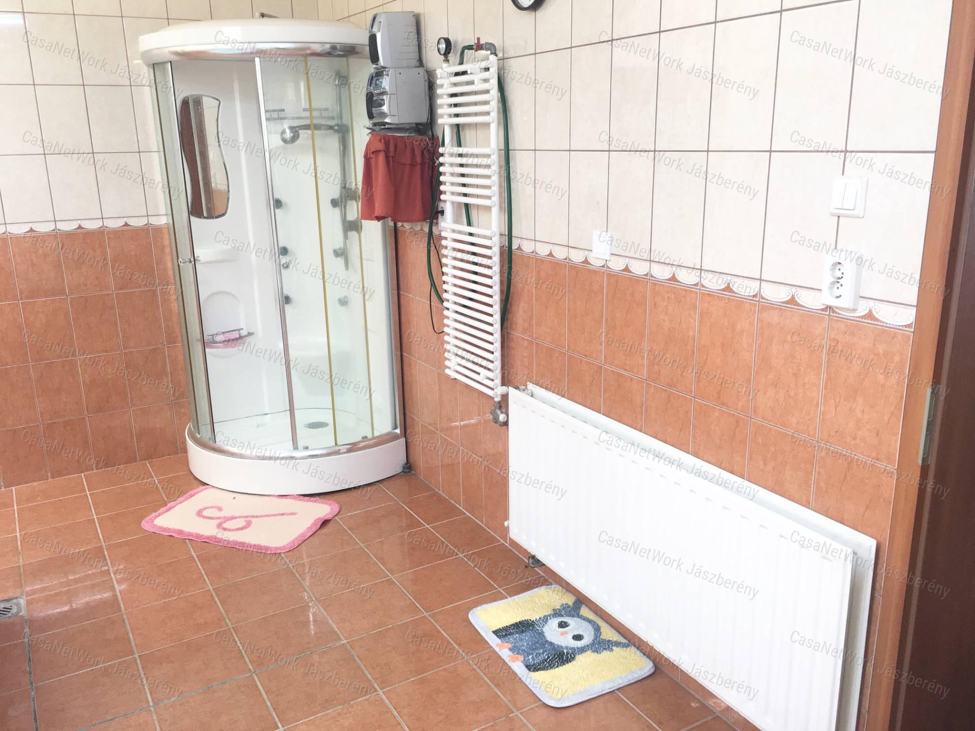 Életjáradéki konstrukcióban elérhető eladó családi ház Hevesen!
