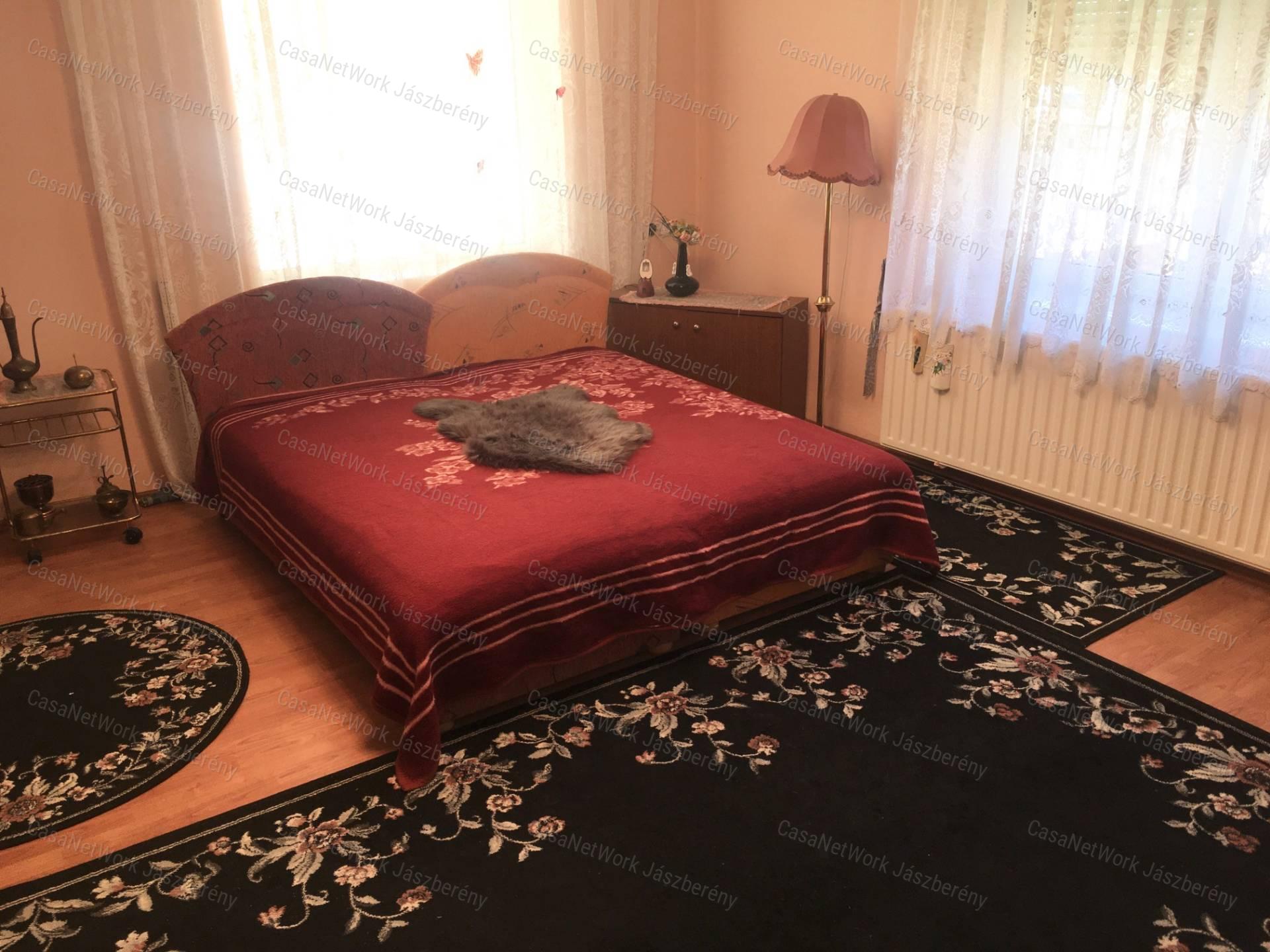 Életjáradéki konstrukcióban elérhető eladó családi ház Hevesen!