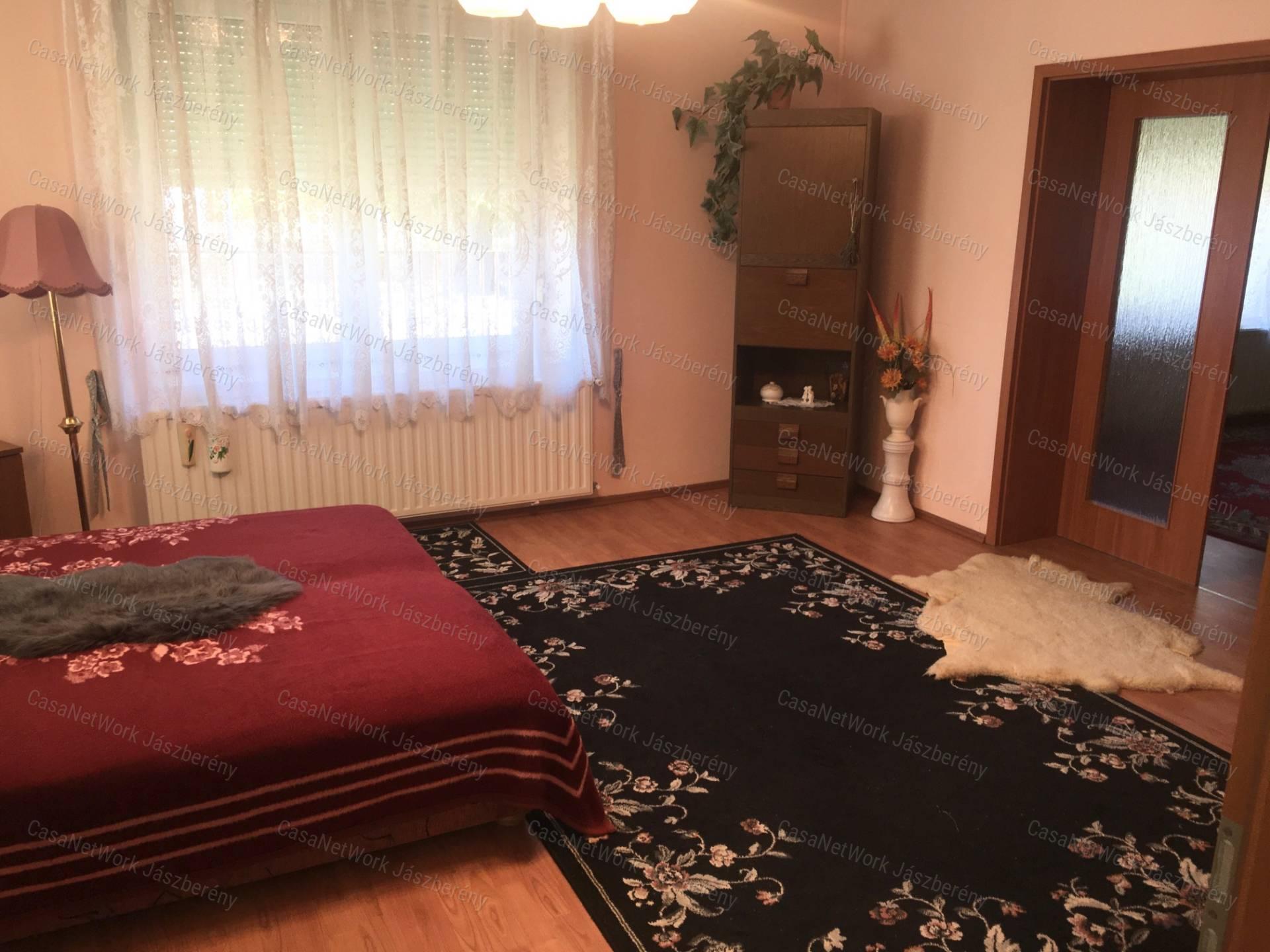 Életjáradéki konstrukcióban elérhető eladó családi ház Hevesen!