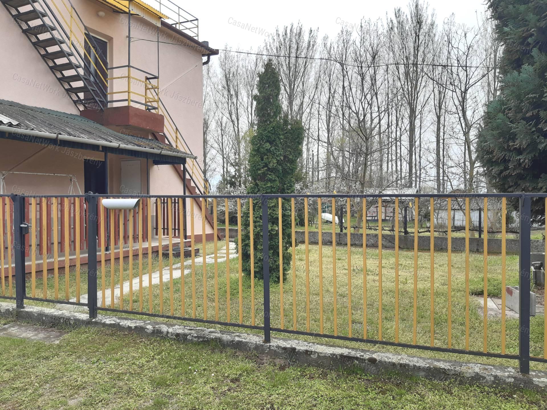 Jászszentandráson 2 szintes, 3 szobás családi ház eladó!