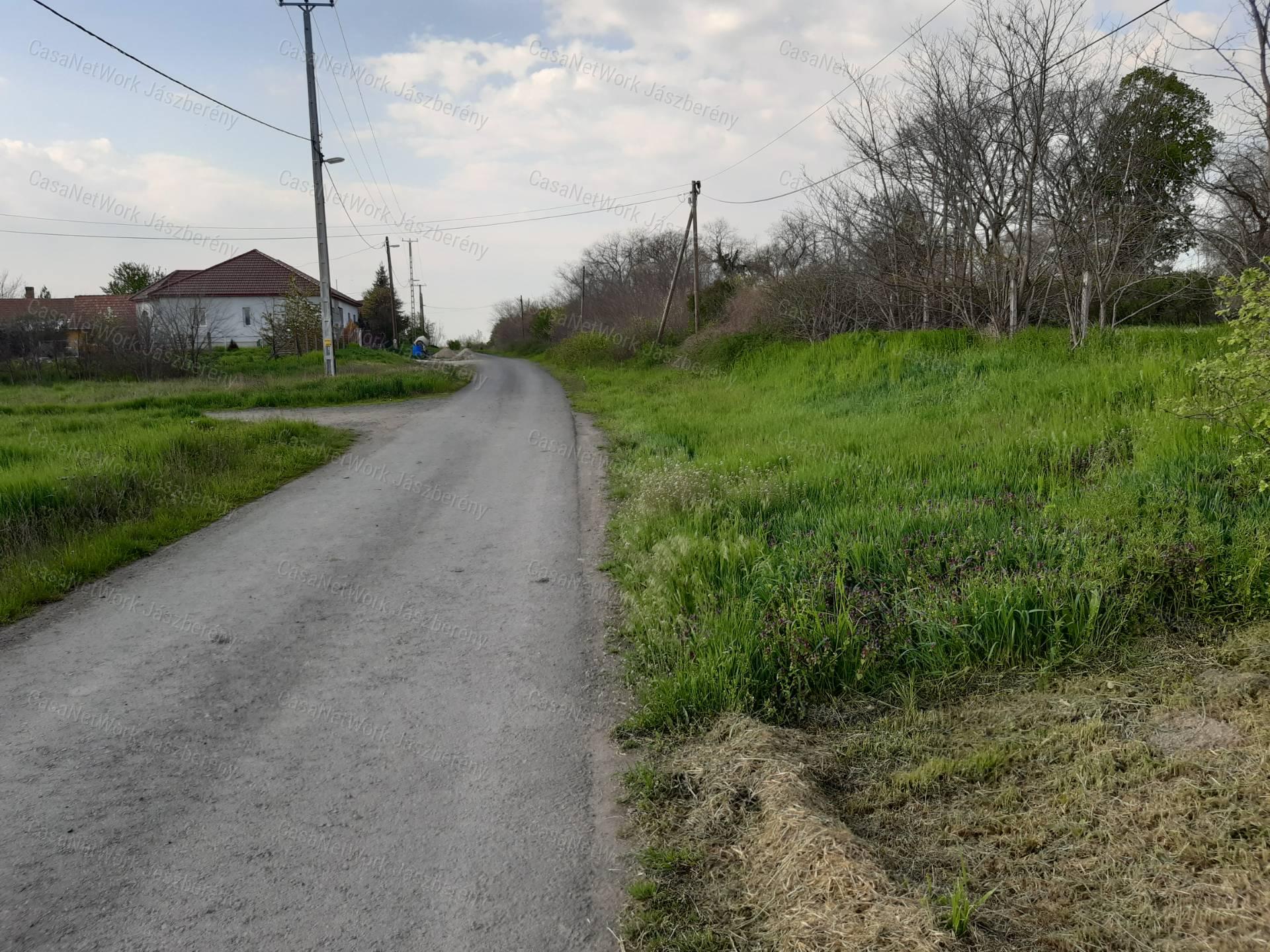 Jásztelken, egy csendes utcában 2816 nm-es építési telek eladó!
