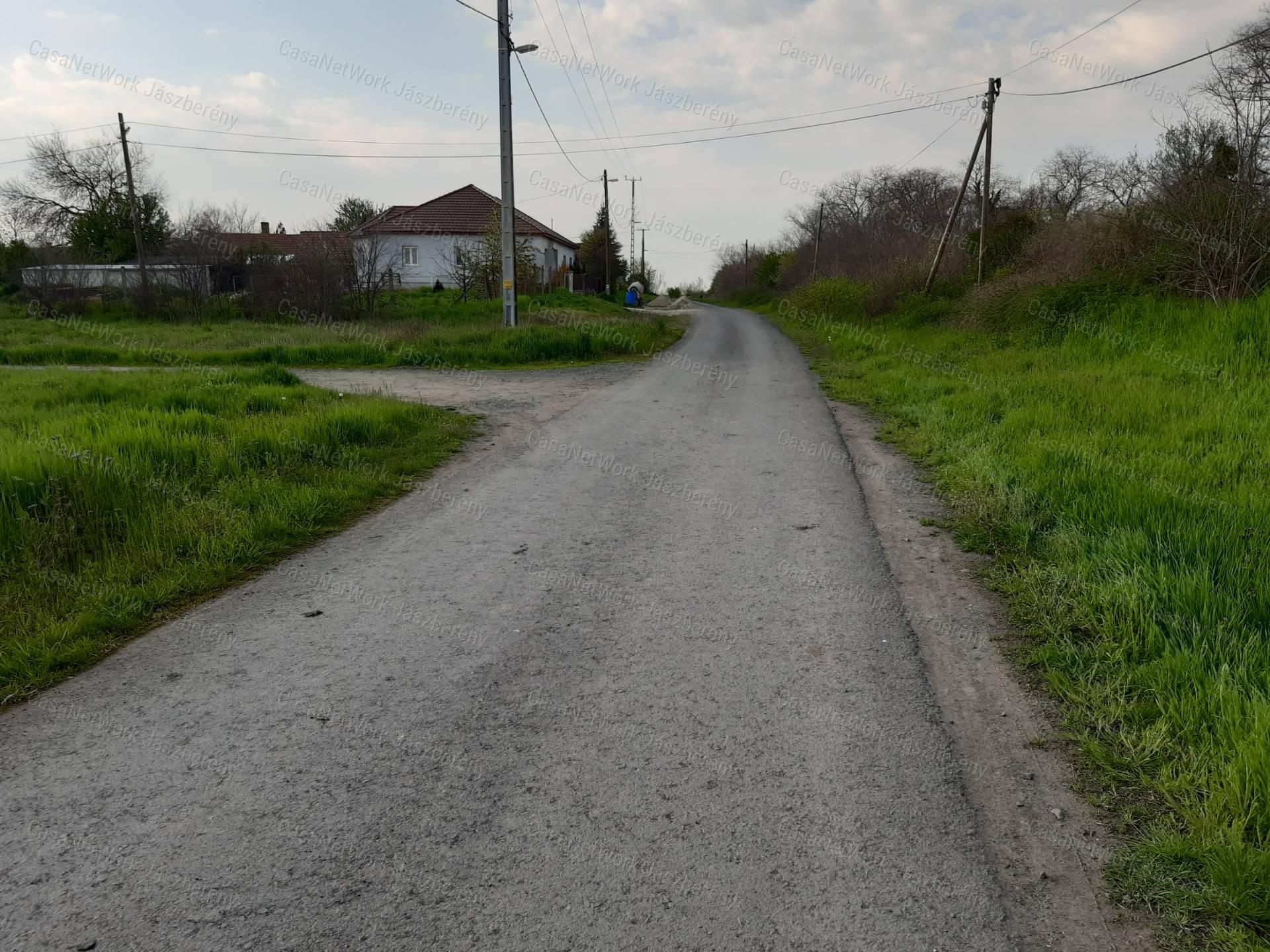 Jásztelken, egy csendes utcában 2816 nm-es építési telek eladó!